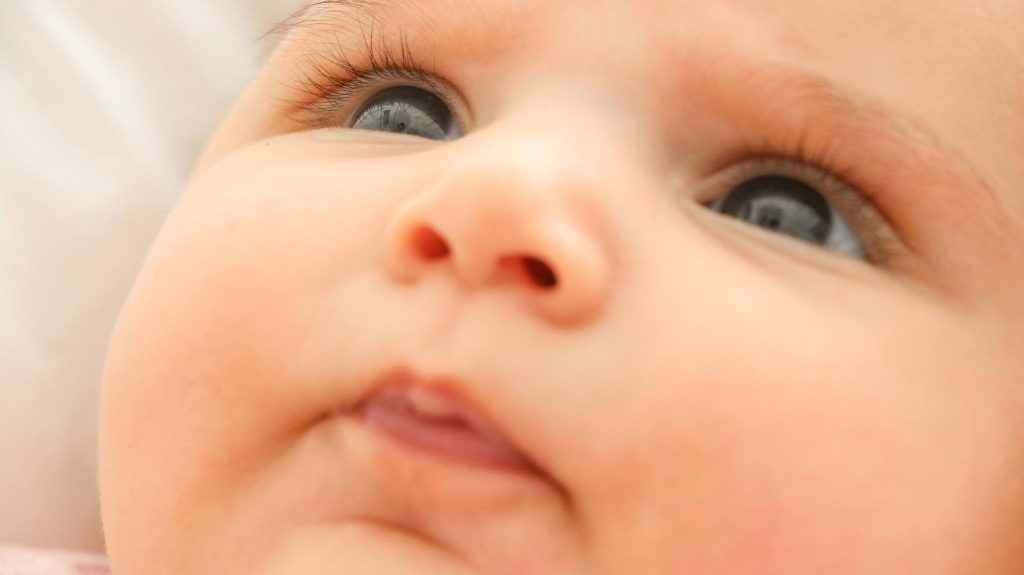 újszülöttek babák látása